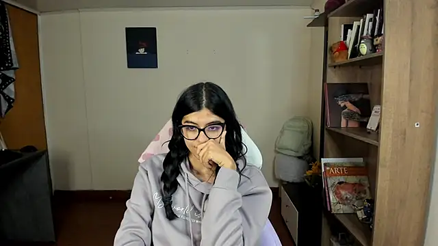 valerie  skyy online show from March 18, 2025, 4:07 am