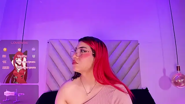 EmmaSwift  online show from May 18, 2026, 2:12 am