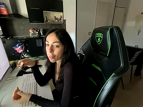 Chloe Ricci online show from November 3, 2025, 7:57 am