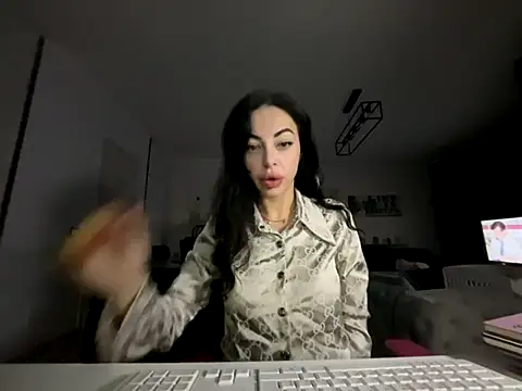 Chloe Ricci online show from November 24, 2025, 7:52 am