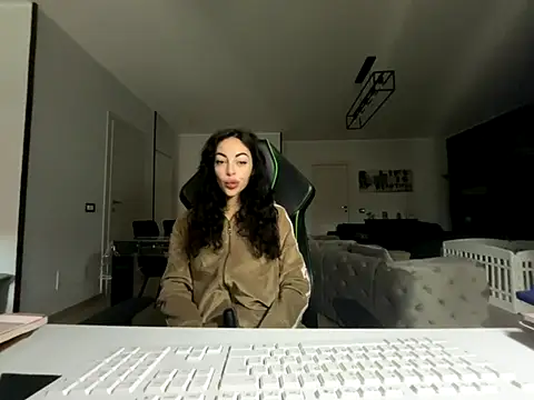 Chloe Ricci online show from December 5, 2025, 7:51 am