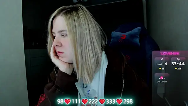 Olivia Munk online show from April 21, 2026, 3:57 am