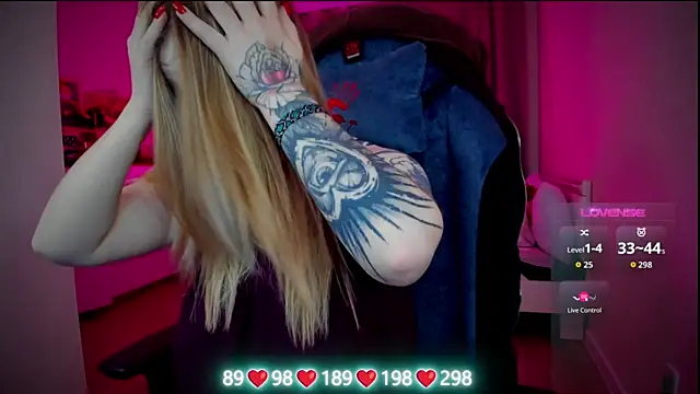 Olivia Munk online show from November 11, 2025, 4:51 am