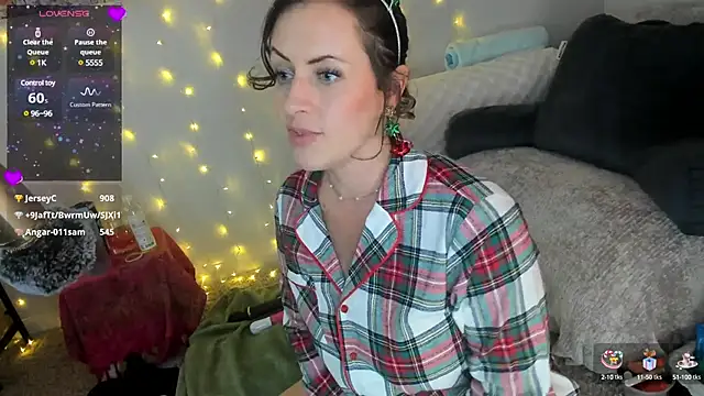 Snapshot of lovejulietxo chatting on December 15, 2024, 5:42 pm lovejulietxo online show from December 15, 2024, 5:42 pm