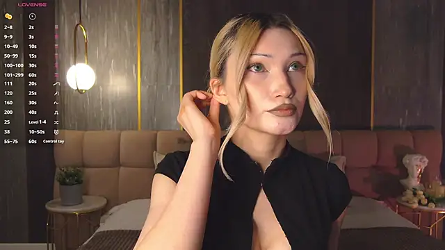 Snapshot of CarolReeves chatting on May 5, 2026, 4:43 pm CarolReeves online show from May 5, 2026, 4:43 pm