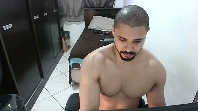 Snapshot of Brian_Aries chatting on November 4, 2025, 4:05 am Brian Aries online show from November 4, 2025, 4:05 am