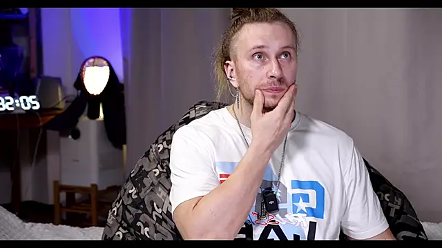 Snapshot of rusbigpaul chatting on December 18, 2025, 6:01 pm rusbigpaul online show from December 18, 2025, 6:01 pm