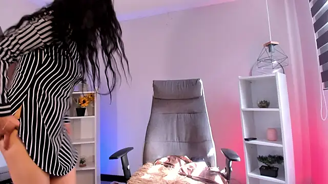  aish a  online show from November 12, 2025, 7:18 pm