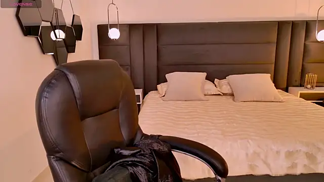 Snapshot of LisaMonroe_ chatting on November 6, 2025, 7:51 pm LisaMonroe online show from November 6, 2025, 7:51 pm