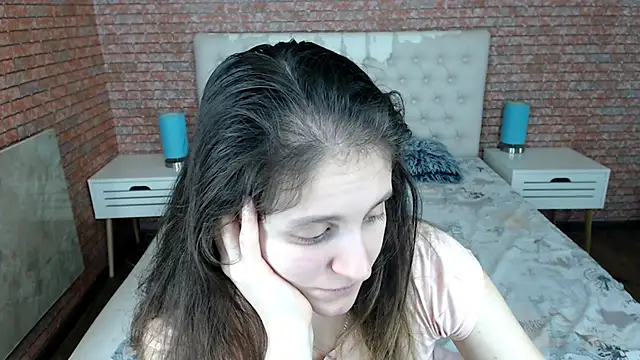 Holliy Cooper online show from November 4, 2025, 8:29 am