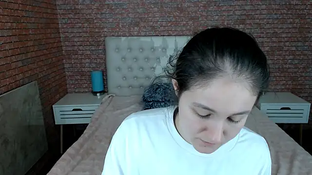 Holliy Cooper online show from November 20, 2025, 8:37 am