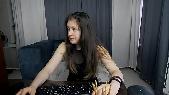 Snapshot of Holliy_Cooper chatting on June 2, 2026, 8:03 am Holliy Cooper online show from June 2, 2026, 8:03 am