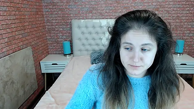 Holliy Cooper online show from December 3, 2025, 9:20 am