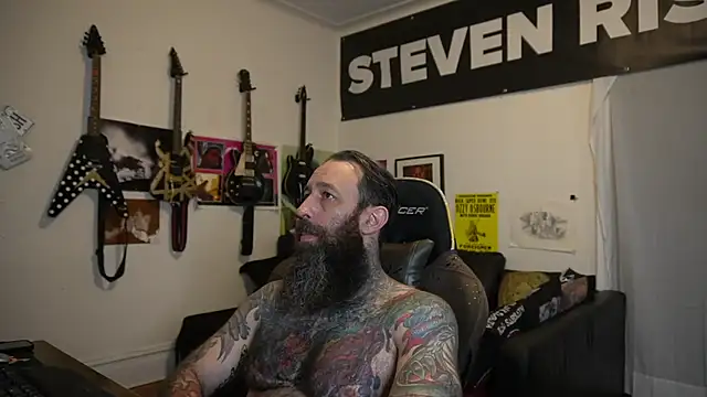 Snapshot of StevenRiseNYC chatting on May 25, 2026, 11:03 pm StevenRiseNYC online show from May 25, 2026, 11:03 pm