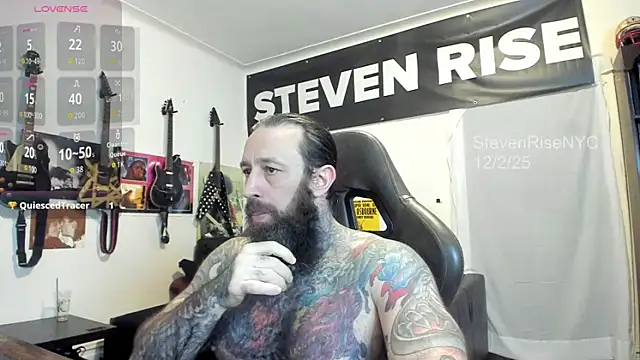 Snapshot of StevenRiseNYC chatting on December 3, 2025, 2:01 am StevenRiseNYC online show from December 3, 2025, 2:01 am