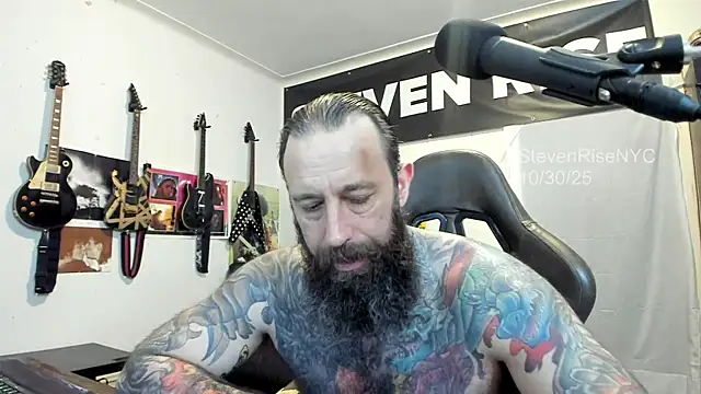 Snapshot of StevenRiseNYC chatting on October 31, 2025, 2:41 am StevenRiseNYC online show from October 31, 2025, 2:41 am