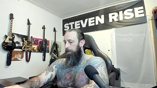 Snapshot of StevenRiseNYC chatting on October 30, 2025, 1:04 am StevenRiseNYC online show from October 30, 2025, 1:04 am