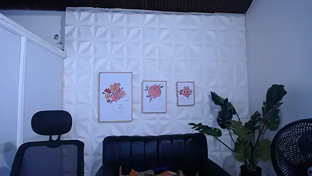 Valentinaa mature online show from March 17, 2026, 8:06 am