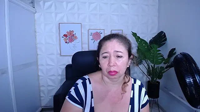 Valentinaa mature online show from October 29, 2025, 10:09 pm