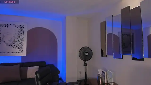 Snapshot of LizzHamilton__ chatting on November 13, 2025, 9:30 pm LizzHamilton online show from November 13, 2025, 9:30 pm