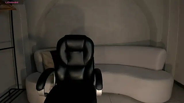 Snapshot of LizzHamilton__ chatting on November 6, 2025, 10:25 pm LizzHamilton online show from November 6, 2025, 10:25 pm