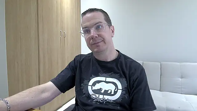Snapshot of BrettJ81 chatting on April 19, 2026, 11:44 am BrettJ81 online show from April 19, 2026, 11:44 am