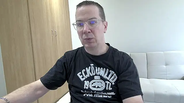 Snapshot of BrettJ81 chatting on April 3, 2026, 6:31 am BrettJ81 online show from April 3, 2026, 6:31 am