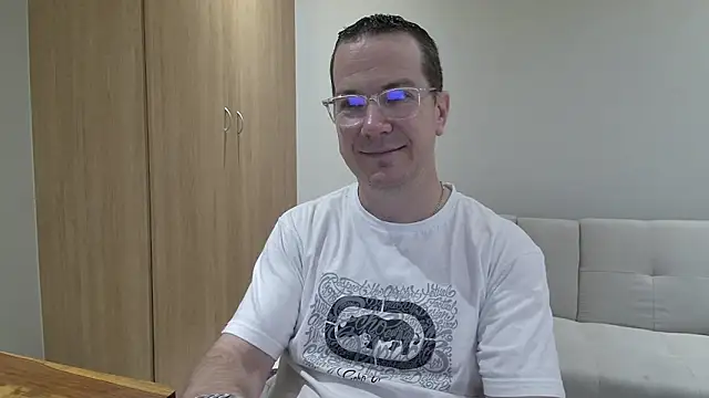 Snapshot of BrettJ81 chatting on April 17, 2026, 1:25 pm BrettJ81 online show from April 17, 2026, 1:25 pm