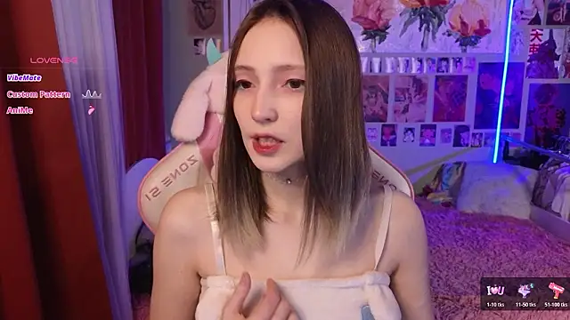 Snapshot of Evie_Ro chatting on March 14, 2026, 1:11 am Evie Ro online show from March 14, 2026, 1:11 am