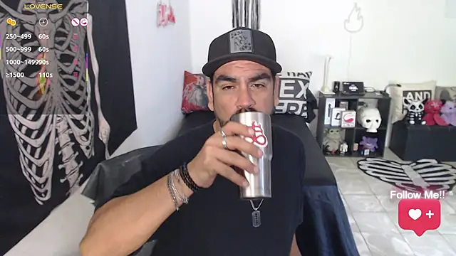 soyelcarlitos  online show from May 1, 2026, 6:57 pm
