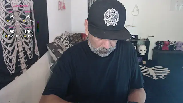 soyelcarlitos  online show from June 15, 2026, 9:58 pm