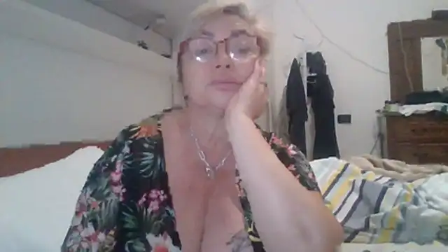 LindaL online show from November 19, 2025, 1:11 pm