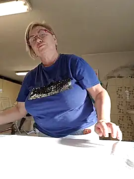 LindaL online show from November 17, 2025, 12:20 pm