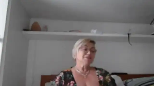 LindaL online show from November 5, 2025, 12:19 pm