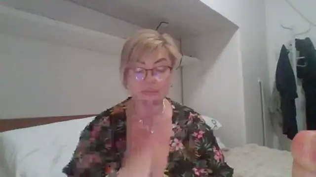 LindaL online show from November 18, 2025, 12:19 pm