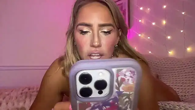 Snapshot of Fitnessbabe69 chatting on December 2, 2025, 7:43 am Fitnessbabe69 online show from December 2, 2025, 7:43 am